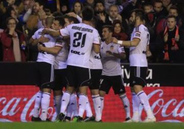 Los jugadores celebran el 1-0.
