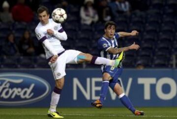 El jugador del FC Porto, Jossue Pesqueira d), disputa un balón con el jugador del Austria Vienna Fabian Koch (i), durante un partido del grupo G de la Liga de Campeones en el estadio Dragao en Porto (Portugal).