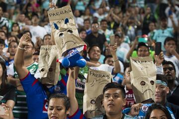 Los aficionados de ‘La Máquina’ ya no saben qué pensar sobre su equipo. Cuando el torneo pasado cortaron una racha de tres años sin llegar a liguilla, parecía que podían volver a aspirar a estar en la fiesta grande han vuelto a retroceder. Cruz Azul sólo tiene una victoria en lo que va de este torneo y Pedro Caixinha ya tiene el peor arranque del torneo de la última década de los ‘Cementeros’ con sólo 8 unidades y todo parece indicar que este torneo tampoco es el bueno. La gente que apoya a este equipo ya toma diferentes opciones: reír, llorar, acostumbrarse a este tipo de torneos y hasta esconder la vergüenza con papel de estraza.