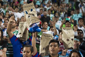 Los aficionados de ‘La Máquina’ ya no saben qué pensar sobre su equipo. Cuando el torneo pasado cortaron una racha de tres años sin llegar a liguilla, parecía que podían volver a aspirar a estar en la fiesta grande han vuelto a retroceder. Cruz Azul sólo tiene una victoria en lo que va de este torneo y Pedro Caixinha ya tiene el peor arranque del torneo de la última década de los ‘Cementeros’ con sólo 8 unidades y todo parece indicar que este torneo tampoco es el bueno. La gente que apoya a este equipo ya toma diferentes opciones: reír, llorar, acostumbrarse a este tipo de torneos y hasta esconder la vergüenza con papel de estraza. 