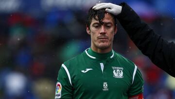 Martín Mantovani, siendo atendido durante el partido ante el Getafe.