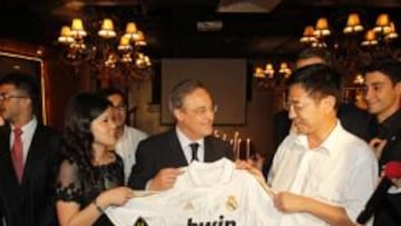 <b>INAUGURACIÓN. </b>Florentino, con los primeros peñistas en China.