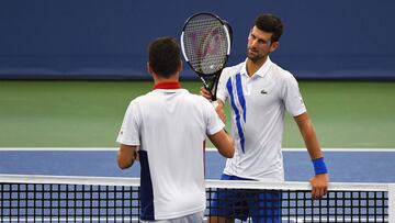 Novak Djokovic y Roberto Bautista chocan las raquetas tras el gran partido de tenis que protagonizaron.