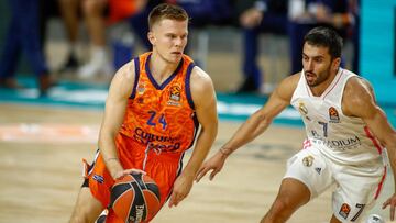Martin Hermannsson of Valencia and Facundo Campazzo of Real Madrid in action during the during the Turkish Airline EuroLeague, regular season, basketball match played between Real Madrid and Valencia Basket at Wizink Center pavilion on october 08, 2020 in Madrid, Spain.
AFP7
08/10/2020 ONLY FOR USE IN SPAIN