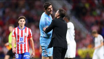 Courtois y Simeone, tras el lío de la paralización del derbi por el lanzamiento de objetos.