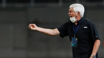 AME4372. PEREIRA (COLOMBIA), 26/04/2022.- El entrenador del Medellín Julio Comesaña dirige hoy, durante un partido de la Copa Sudamericana entre Deportivo Independiente Medellín (DIM) e Internacional en el estadio Hernán Ramírez Villegas en Pereira (Colombia). EFE/Ernesto Guzmán