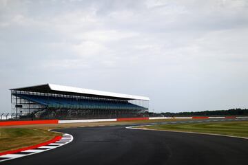 Fotografía de la tribuna principal del circuito británico.