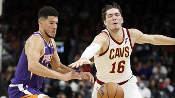 Devin Booker y Cedi Osman luchan por un balón durante el Phoenix Suns-Cleveland Cavaliers.
