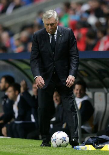 Carlo Ancelotti, entrenador del Real Madrid, devolviendo un balón al terreno de juego.