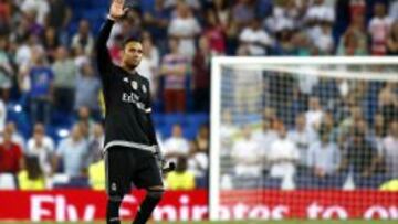 Keylor Navas saluda en el Bernabéu.