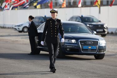 La Princesa Leonor a su llegada al buque escuela 'Juan Sebastián de Elcano'. 