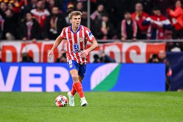 

El Atlético de Madrid tiene una realidad llamada Pablo Barrios. El centrocampista salido de la cantera le ha tomado el testigo y el puesto a una leyenda del club como Koke. Fijísimo en el once de Simeone y oro olímpico en París 2024 es un jugador que se mueve por todo el centro del campo como si llevara una década jugando. Barrios gusta tanto por su polivalencia para ejercer labores de 'stopper' como para desplegar su juego como interior con una gran visión de juego y un físico que le permite correr y correr. Un 'box to box' de manual que ha dado dos asistencias en Liga, un tercio de las de toda su carrera. Apunta alto.