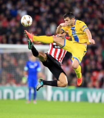 El centrocampista del Bate Borisov Aleksandr Volodko lucha un balón con el centrocampista del centrocampista del Athletic Club Mikel Rico, durante el partido de la última jornada de la fase de grupos de la Liga de Campeones disputado esta tarde en el estadio de San Mamés.