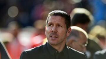 Simeone mirando a la grada.