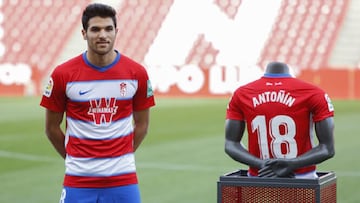 Antoñón el día de su presentación con el Granada.