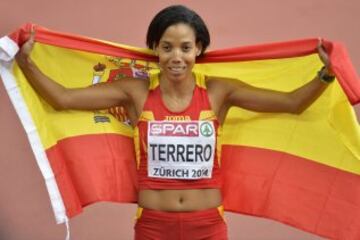 La atleta española Indira Terrero celebra su tercer puesto en la final de los 400 metros femeninos durante los Campeonatos Europeos de atletismo de Zúrich.