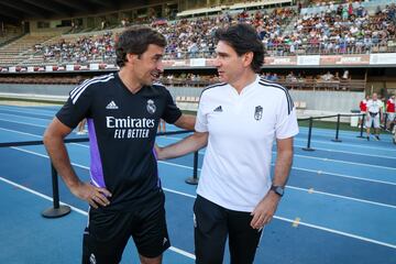 Raúl y Karanka. se saludan.