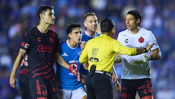 Unai Bilbao of Tijuana, Lorenzo Faravelli, Carlos Rotondi of Cruz Azul, Referee Victor Alfonso Caceres and Jose Antonio Rodriguez of Tijuana during the Quarter final second leg match between Cruz Azul and Tijuana as part of the Liga BBVA MX, Torneo Apertura 2024 at Ciudad de los Deportes Stadium on November 30, 2024 in Mexico City, Mexico.