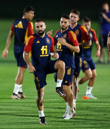 Dani Carvajal se ejercita durante el entrenamiento de hoy.