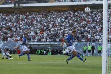 Felipe Flores remató en el poste
