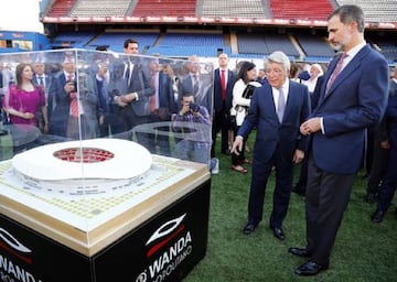 El rey Felipe VI, junto a Enrique Cerezo en su última visita al Calderón.