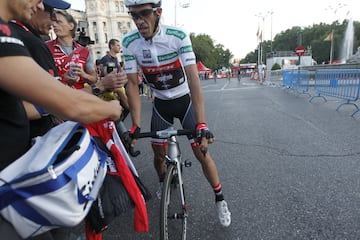 Alberto Contador se despide del ciclismo profesional en la última etapa de la Vuelta a España, momento en el que se baja de la bicileta al llegar a la meta en Madrid 
