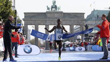 Kenenisa Bekele cruza la meta vencedor en la Marat&oacute;n de Berl&iacute;n.