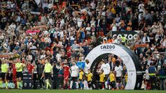 La afición de Mestalla aplaude la salida del equipo al césped en el último partido de Liga.