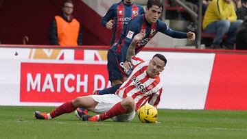 14/01/24  PARTIDO SEGUNDA DIVISION 
 SPORTING DE GIJON - HUESCA
 ROQUE MESA EN EL SUELO CON UN CONTRARIO