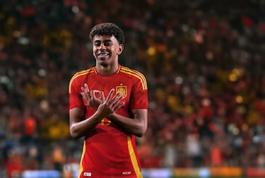 Lamine Yamal y Pedri, ambos jugadores del Fútbol Club Barcelona, han sido los encargados de la imagen en la presentación de la nueva equipación de la selección para la siguiente EURO. 