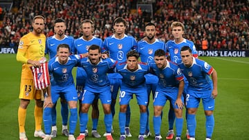 Atletico Madrid players pose prior to the UEFA Champions League first round football match between Liverpool and Atletico Madrid at Anfield in Liverpool, north west England on September 17, 2025. (Photo by Oli SCARFF / AFP)