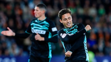 Riquelme celebra uno de sus goles en la Copa.