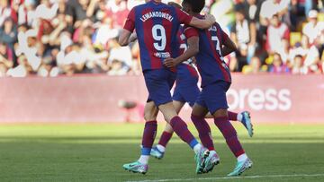 MADRID, 25/11/2023.- Los jugadores del FC Barcelona celebran el gol de su equipo (Lejeune del Rayo Vallecano en propia puerta) durante el partido de LaLiga EA Sports que ha enfrentado al Rayo Vallecano y el FC Barcelona en el estadio de Vallecas, este sábado. EFE/Kiko Huesca
