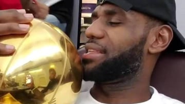 LeBron James con el título de campeón.