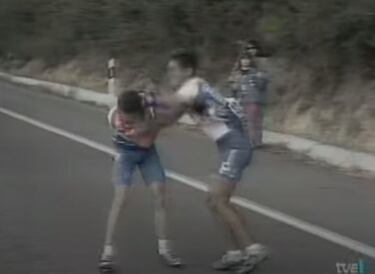 En la cuarta etapa de la Vuelta de 1995, marcada por el fuerte viento y la tensión, Ramontxu González Arrieta (Banesto) y Leonardo Sierra (Carrera) se fueron al suelo a falta de cuatro kilómetros. Nada más levantarse, se liaron a puñetazos delante de las cámaras. El jurado les expulsó de inmediato: “No podemos permitir que un deporte de dureza y deportividad se convierta en una jungla”.  