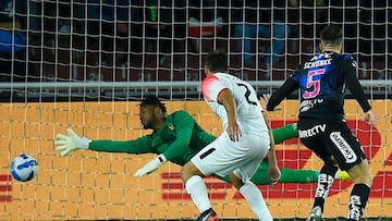 Melgar's Peruvian goalkeeper Carlos Caceda fails to stop a header by Independiente del Valle's Argentine defender Richard Schunke (R) during the Copa Sudamericana football tournament semifinal first leg match between Independiente del Valle and Melgar, at the Rodrigo Paz Delgado (LDU) stadium in Quito, on August 31, 2022. (Photo by Rodrigo BUENDIA / AFP)