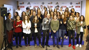 REUNION DE  LUIS RUBIALES PRESIDENTE AFE CON LAS CAPITANAS DE LA LIGA