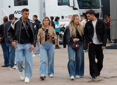 Los futbolistas del Valencia CF, César Tárrega y Hugo Duro pasean por el paddock del circuito Ricardo Tormo de Cheste.