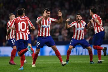 1-2. Stefan Savic celebró el primer gol.