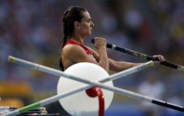 La atleta rusa Yelena Isinbayeva durante la clasificación de salto con pértiga de los Mundiales de Atletismo Moscú 2013 que se celebran en el Estadio Olímpico Luzhnikí de la capital rusa.