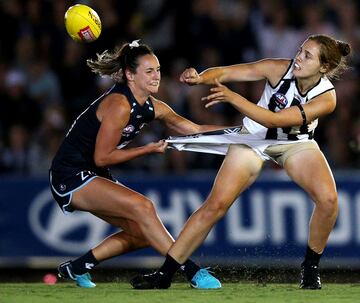 La jugadora de los Blues, Nicola Stevens, parece dispuesta a hacer lo que sea por frenar a la jugadora de los Magpies, Jasmine Garner. Parece que no contaba con la resistencia de la ropa deportiva de su contrincante