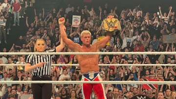 Cody Rhodes festeja con el Campeonato de la WWE luego de derrotar a AJ Styles en BackLash.