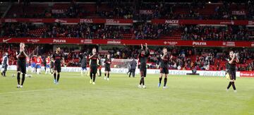 Los jugadores del Atlético de Madrid saludando al público al final del partido 