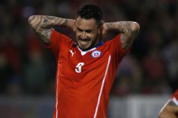 Mauricio Pinilla se lamenta tras fallar un cabezazo.