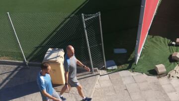 Oblak, en el momento de saltar al terreno de juego de Majadahonda junto a uno de los recuperadores del Atlético.