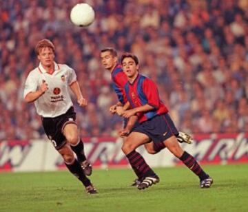 Debutó en la Primera División el 3 de octubre de 1998 en el partido Valencia -Barcelona.