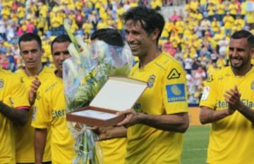 El jugador de la UD Las Palmas Juan Carlos Valerón ,durante el homenaje que le brindó hoy el club tras el partido con el Athletic Club de Bilbao, que terminó con el resultado de 0-0, último de "El Flaco" en el estadio Gran Canaria