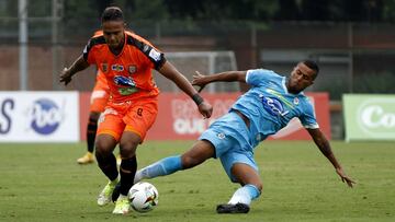 Juan Zapata de Envigado disputando el balón.