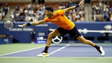 Juan Mart&iacute;n del Potro devuelve una bola ante Novak Djokovic en la final del US Open en el USTA Billie Jean King National Tennis Center de Flushing Meadows, New York City.