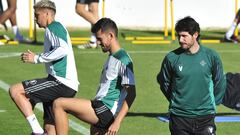 V&iacute;ctor S&aacute;nchez del Amo observa los ejercicios de Dani Ceballos. 